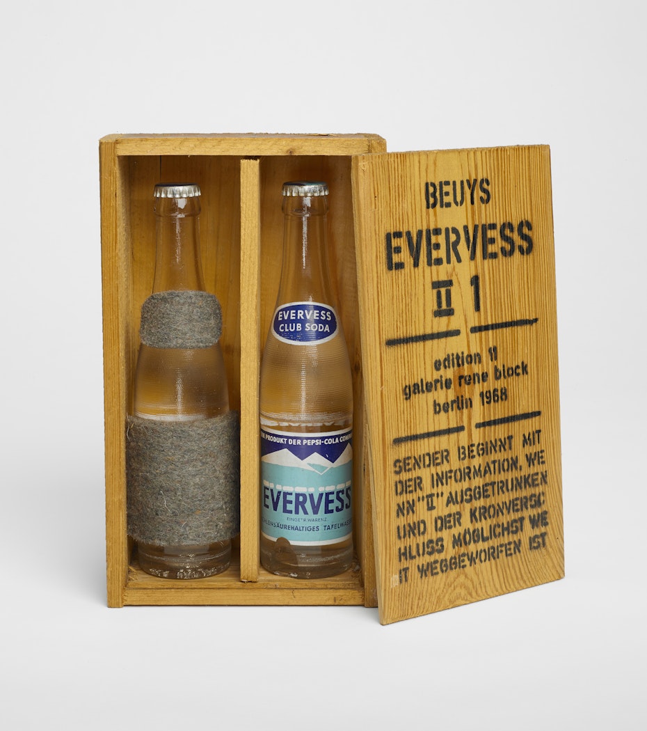 view 2 : Evervess wooden box open, with lid at side