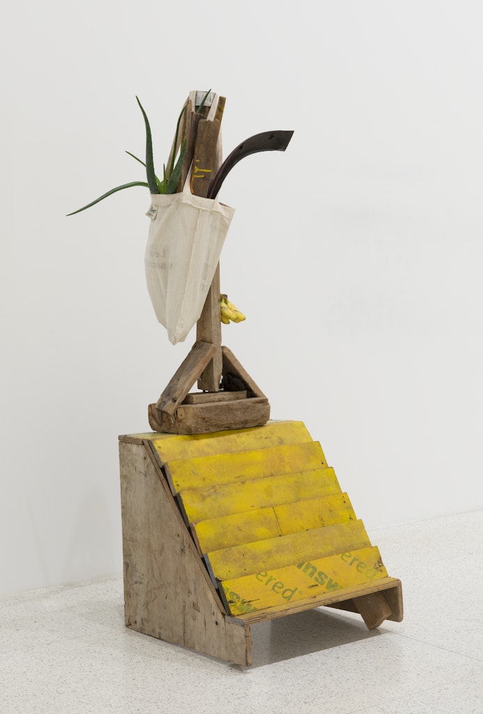 Autorretrato jacarandoso con las manos ocupadas (Merry Self Portrait, with My Hands Busy)