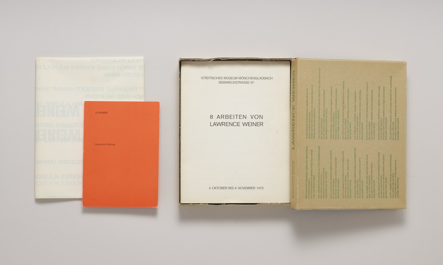 8 Arbeiten von Lawrence Weiner