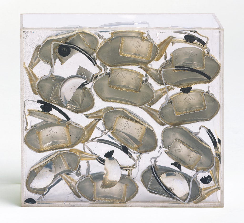 Accumulation of Teapots