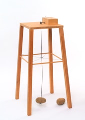 Apparat, mit dem eine Kartoffel eine andere umkreisen kann (Apparatus Whereby One Potato Can Orbit Another)  