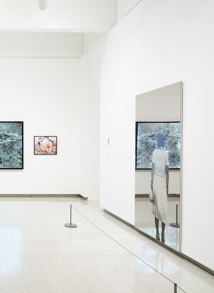 Donna in bianco con cappello in mano (Woman in white with hat)